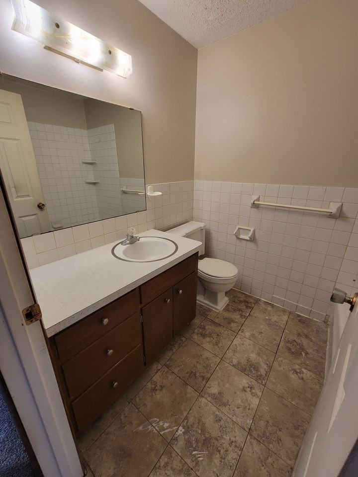 Great 2 Bedroom Near Downtown Shakopee With Parking! - Photo 4 of 5