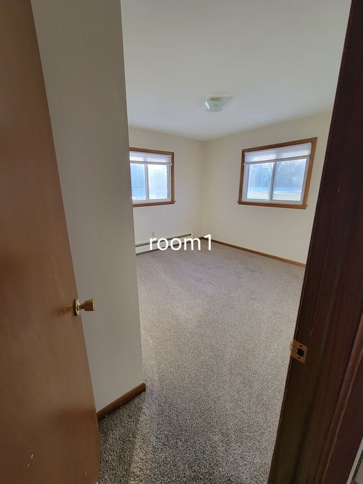 Great 2 Bedroom Near Downtown Shakopee With Parking! - Photo 5 of 5