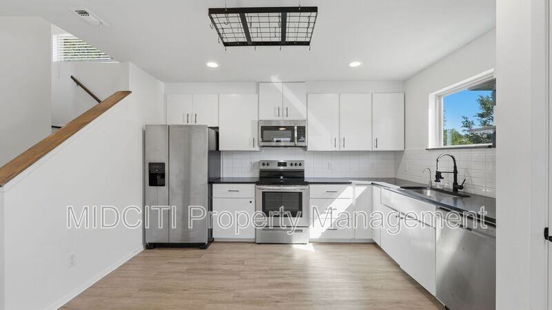 1198 Green Hill Dr - Photo 3 of 34