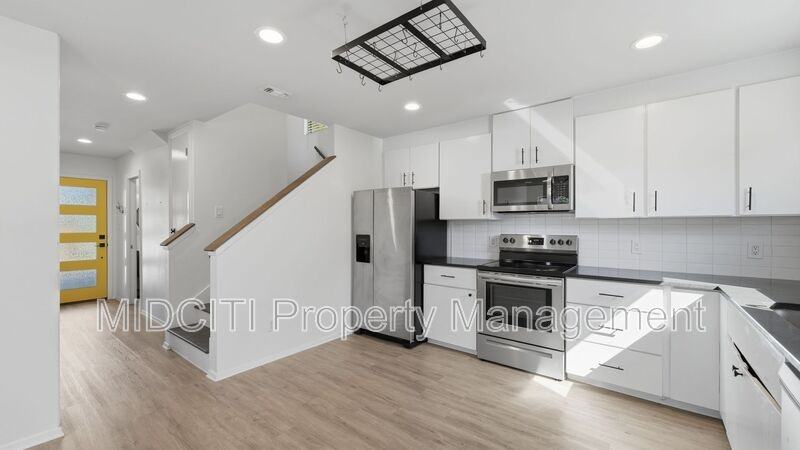 1198 Green Hill Dr - Photo 4 of 34