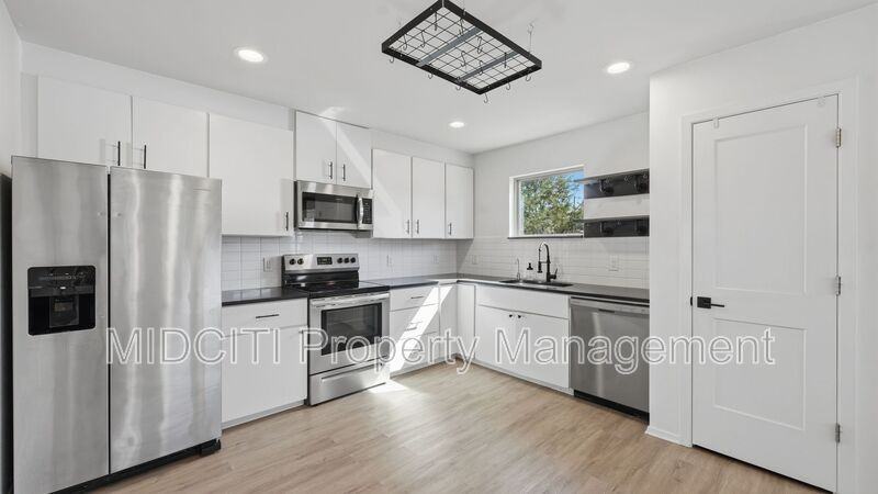 1198 Green Hill Dr - Photo 6 of 34