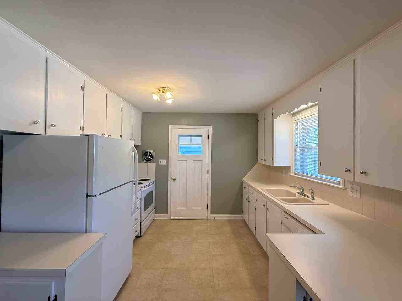 1407 Capri Rd - Photo 3 of 20