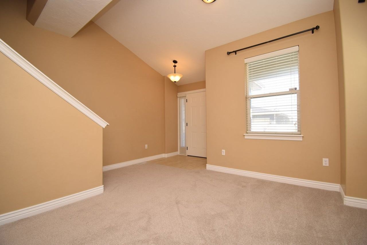 913 W Delorean Ln - Photo 3 of 24