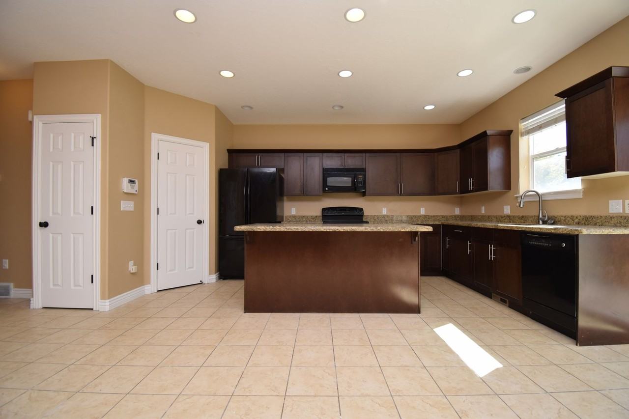 913 W Delorean Ln - Photo 5 of 24