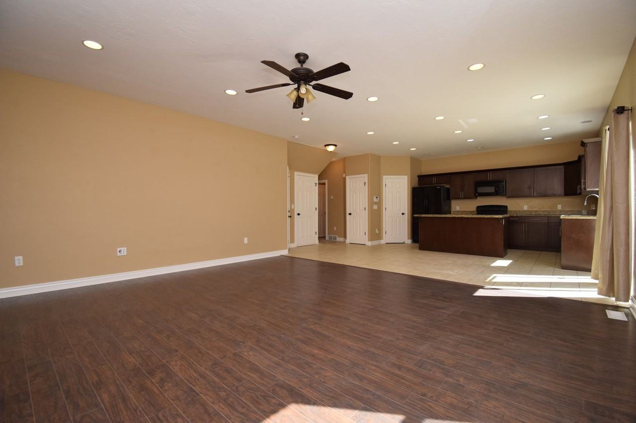 913 W Delorean Ln - Photo 7 of 24