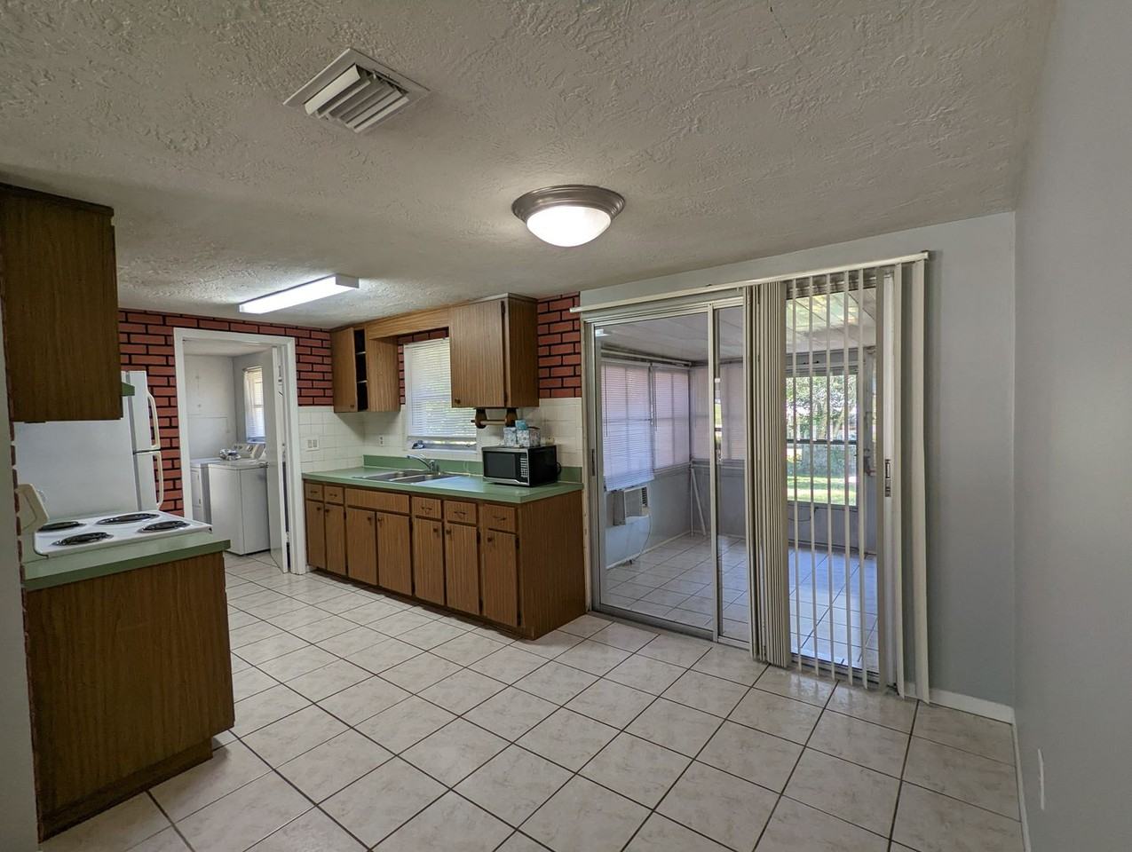 23 N Lee St - Photo 4 of 16