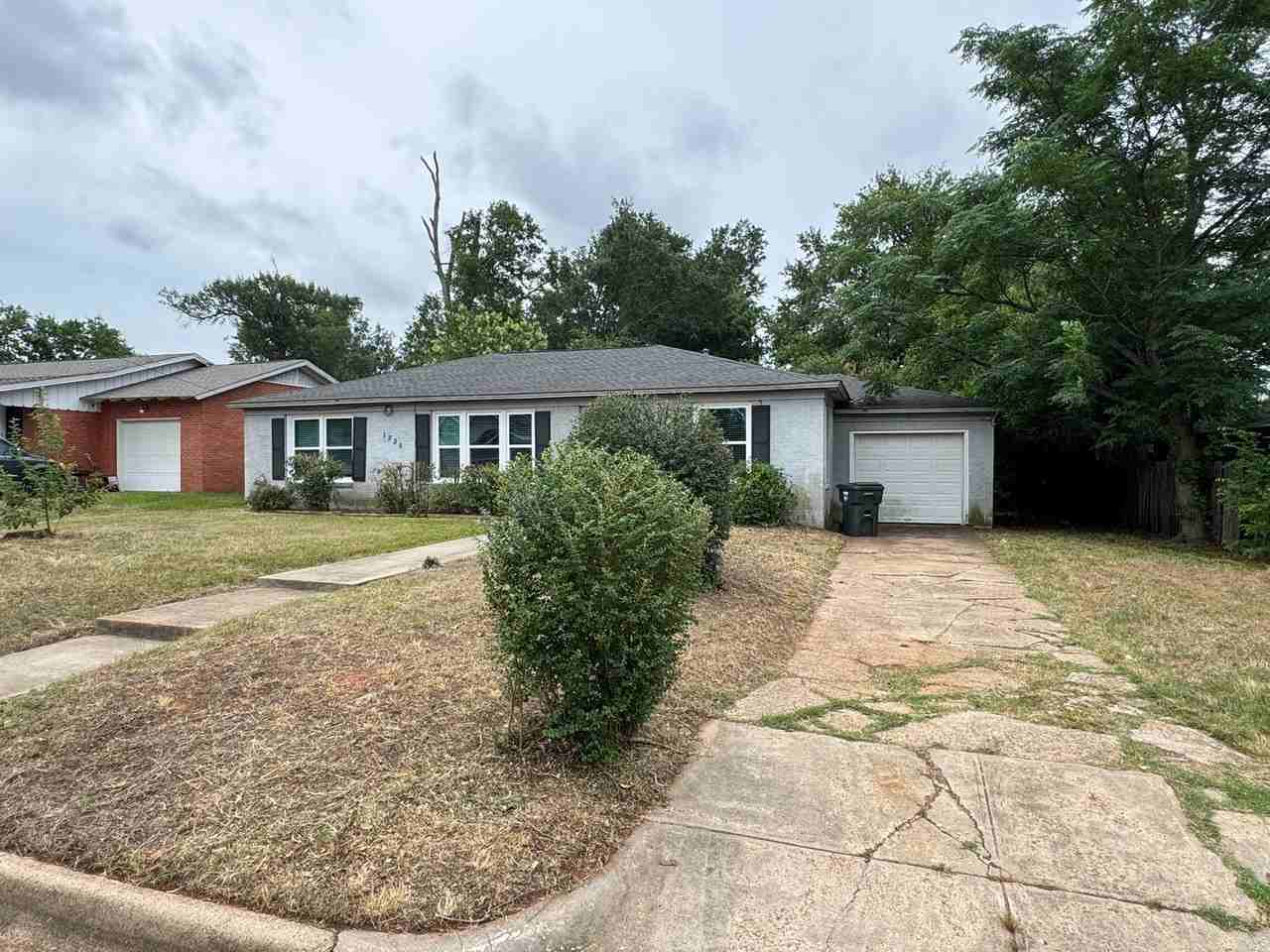 1225 San Antonio St - Photo 3 of 31