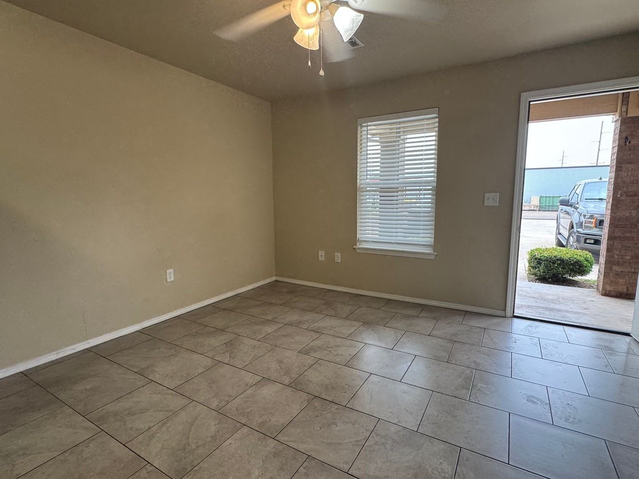 1305 Sw Washington Ave - Photo 2 of 11