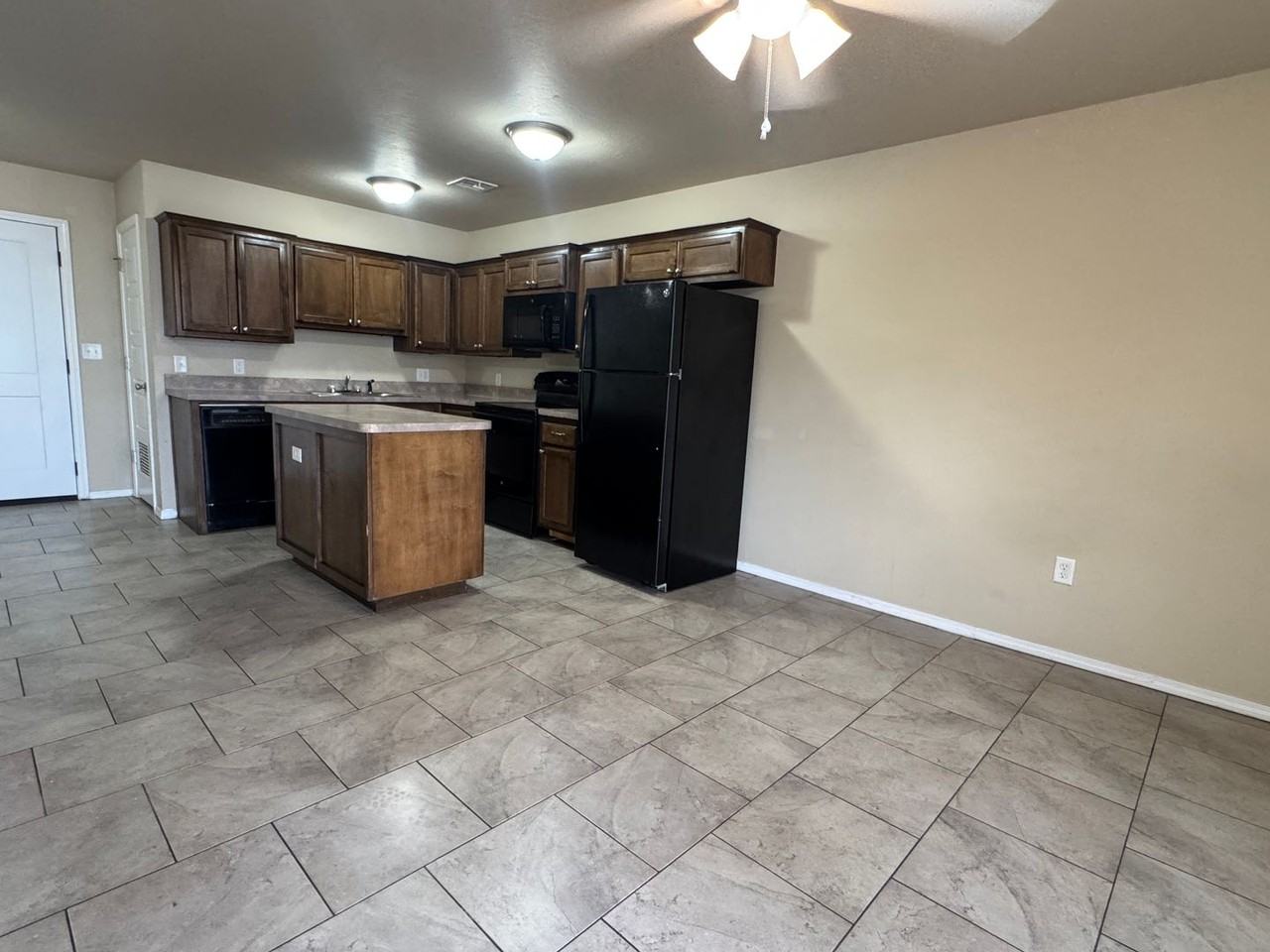 1305 Sw Washington Ave - Photo 3 of 11