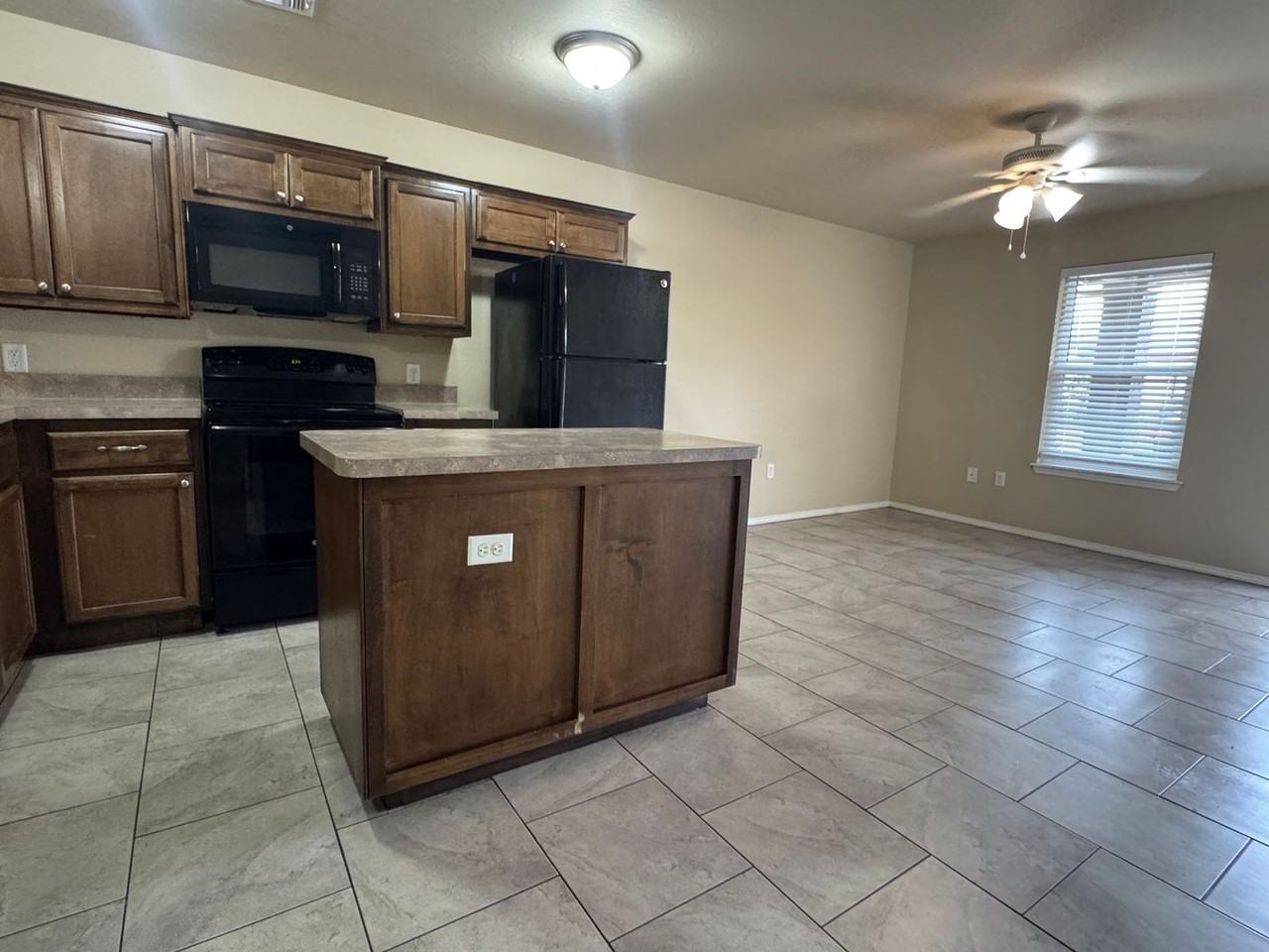 1305 Sw Washington Ave - Photo 4 of 11