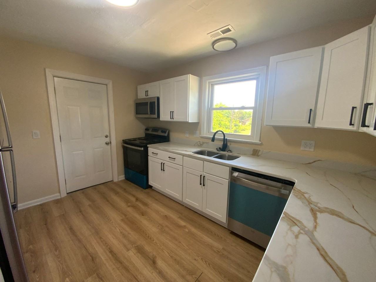 41 Ash Ave - Photo 4 of 12