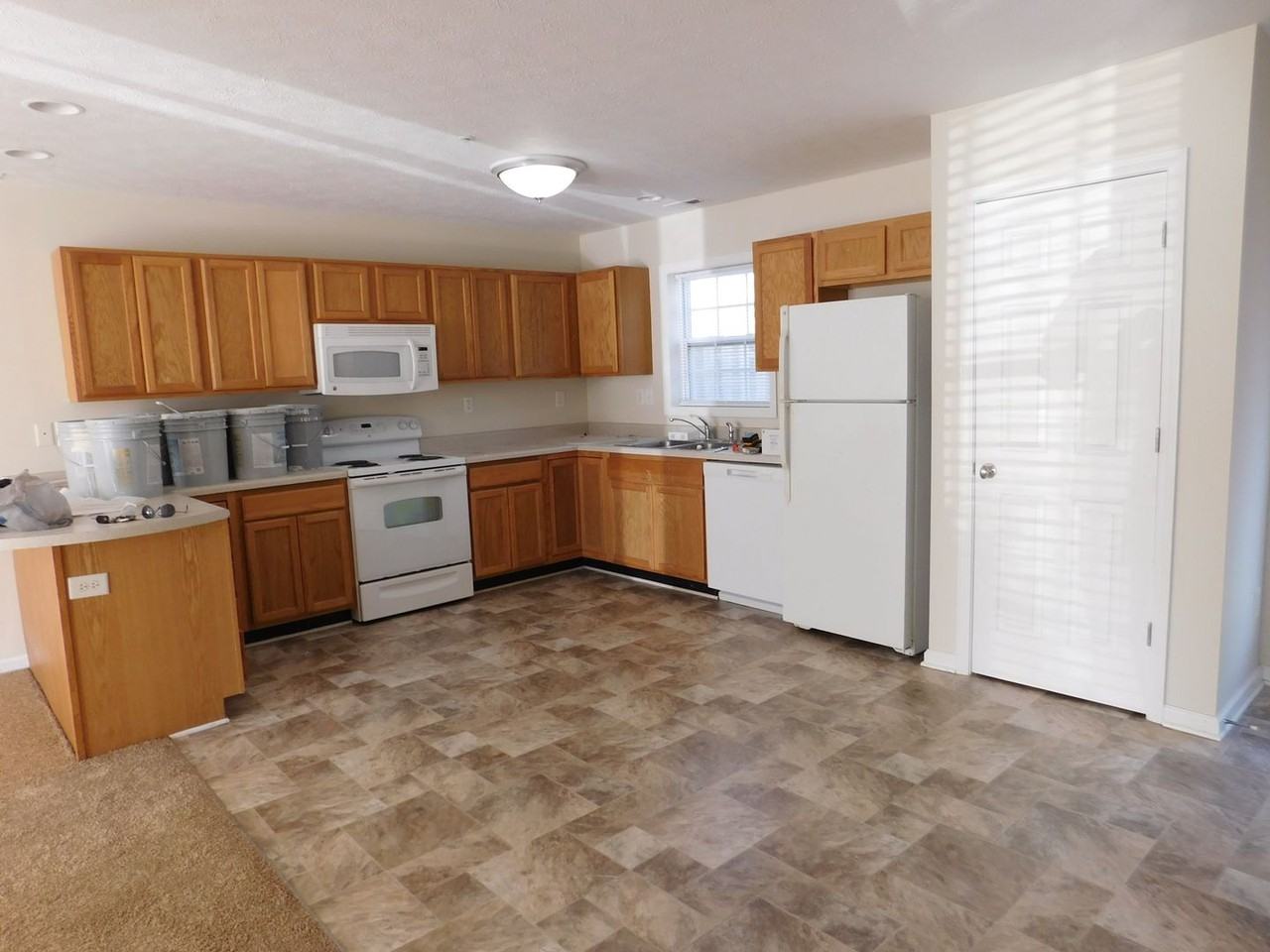 100 Stadiem Dr - Photo 5 of 19