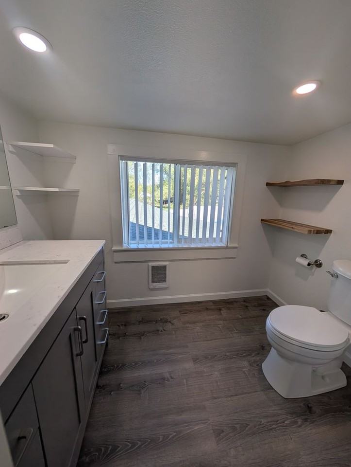 1420 Summers Ln - Photo 3 of 14