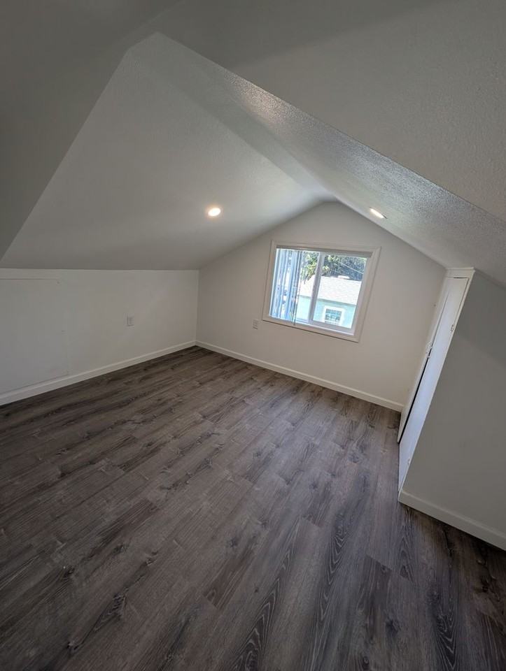 1420 Summers Ln - Photo 4 of 14