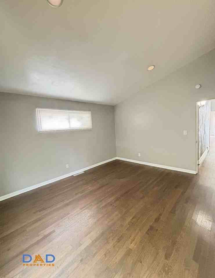 8350 Lakewood Ave - Photo 5 of 11