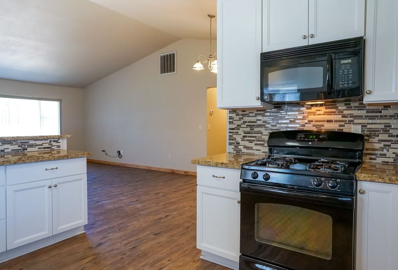649 W Helen Ave - Photo 7 of 27