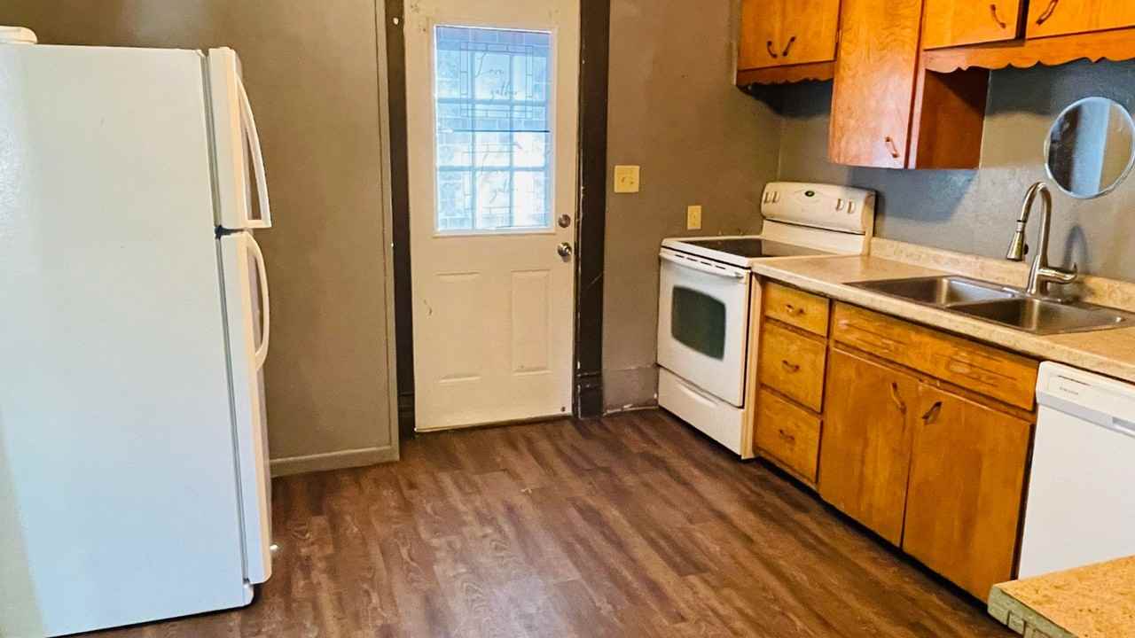 16 3rd Ave Ne - Photo 2 of 9