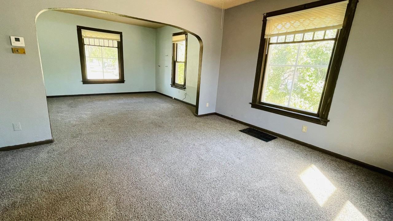 16 3rd Ave Ne - Photo 3 of 9