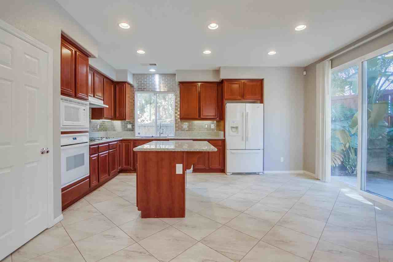 3567 Pebble St - Photo 6 of 40