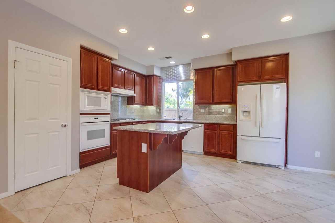 3567 Pebble St - Photo 7 of 40