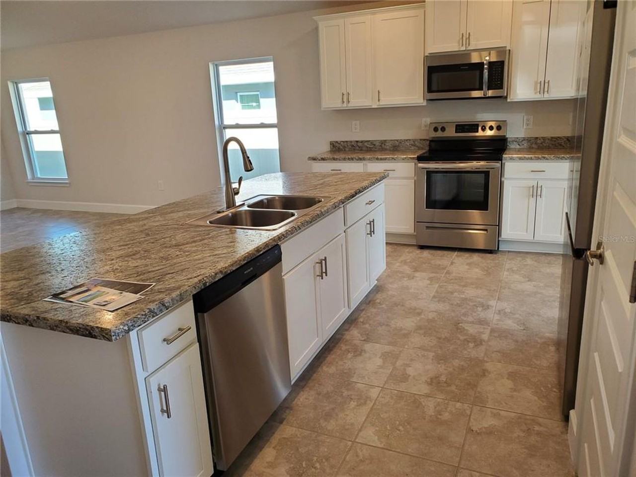 1138 Berry Ln - Photo 4 of 21