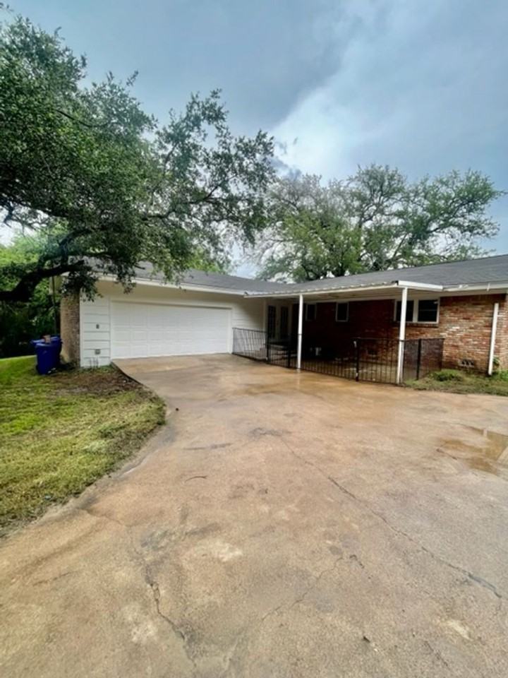 3310 Macarthur Dr - Photo 3 of 6