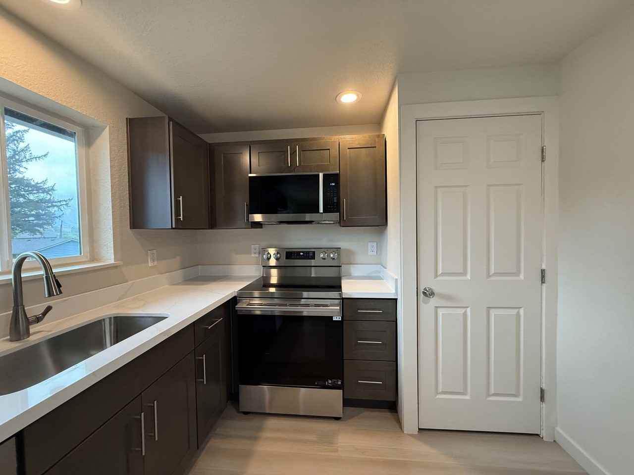 808 4th St - Photo 4 of 26