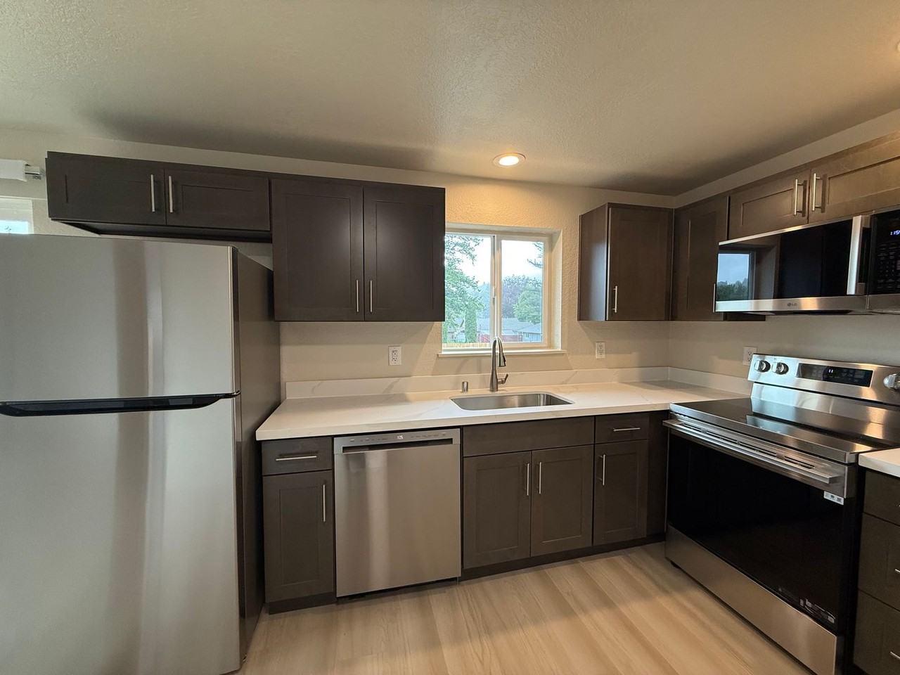808 4th St - Photo 6 of 26