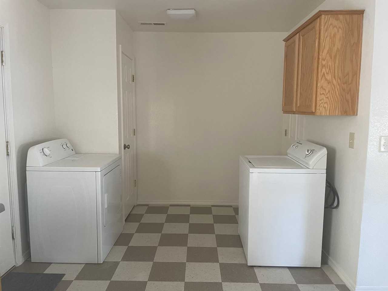 1506 S Yale St - Photo 5 of 9