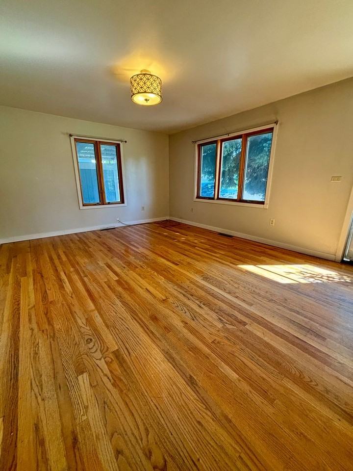 1130 Hudson St - Photo 3 of 17