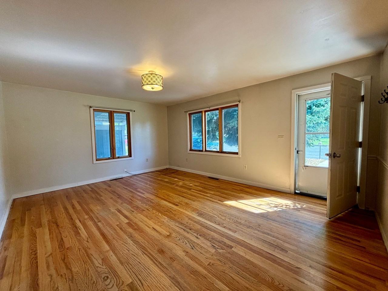 1130 Hudson St - Photo 4 of 17