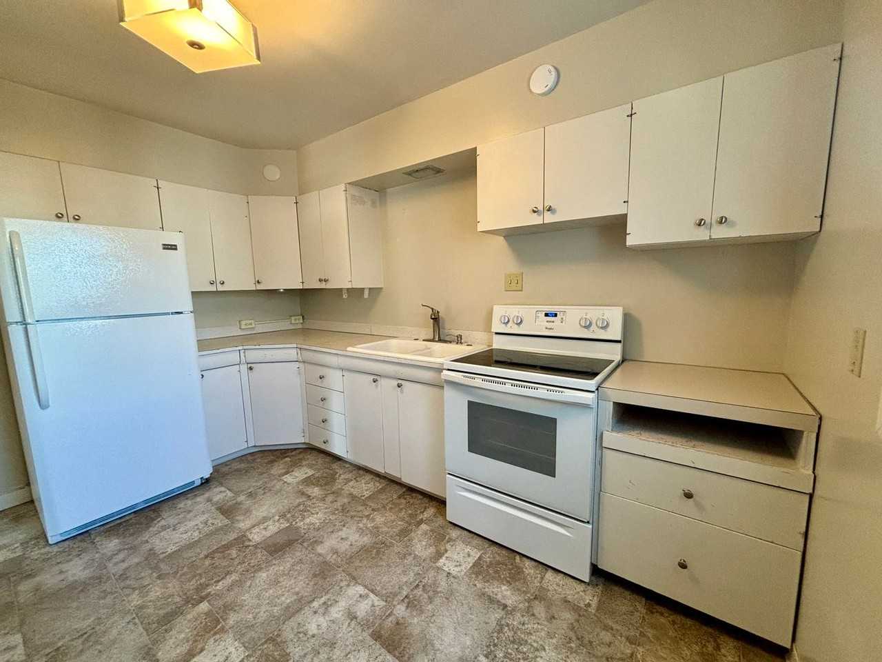 1130 Hudson St - Photo 5 of 17