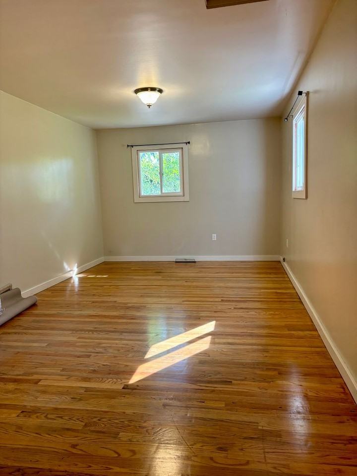 1130 Hudson St - Photo 7 of 17