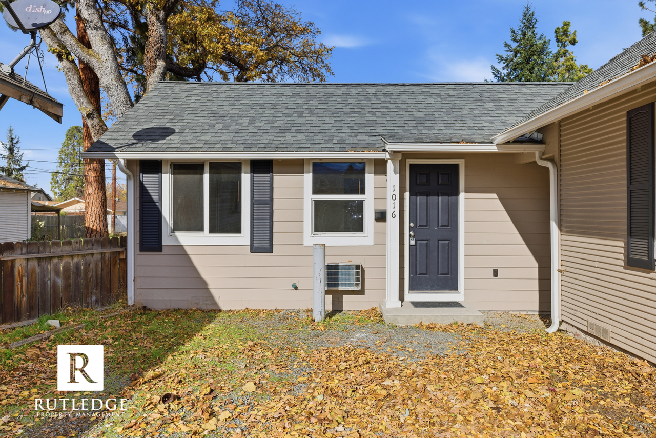 1016 W 11th St - Photo 2 of 12