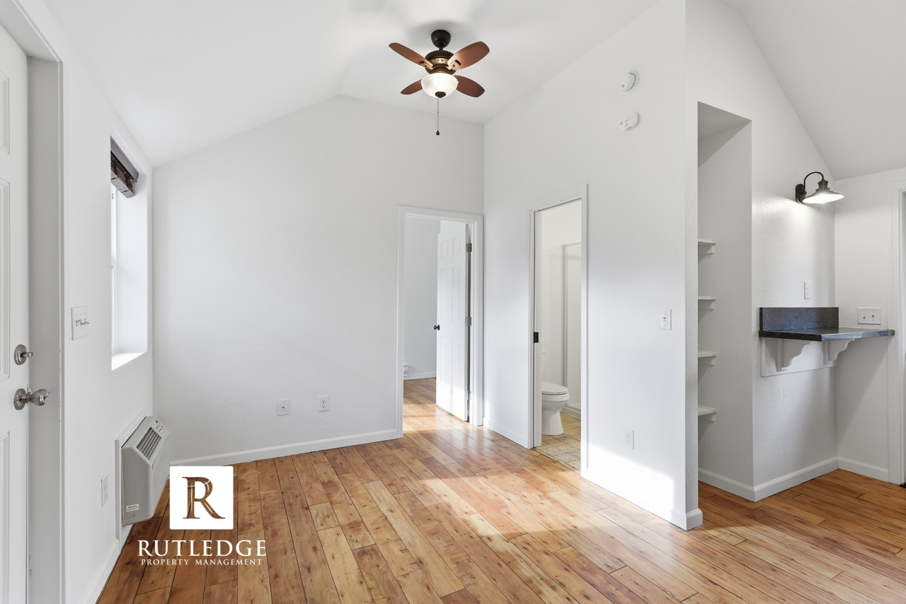 1016 W 11th St - Photo 3 of 12
