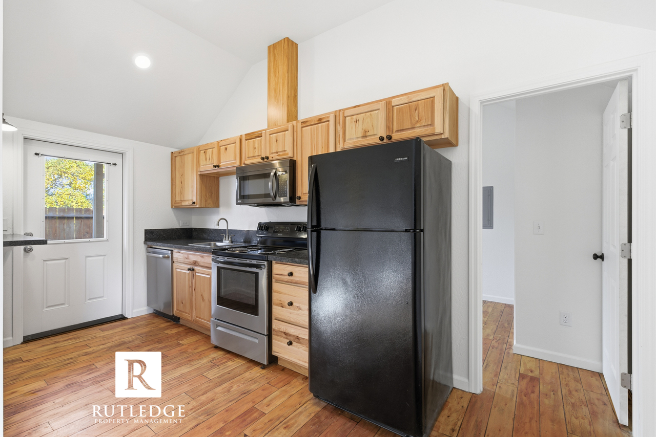 1016 W 11th St - Photo 4 of 12