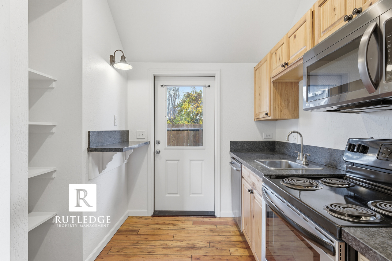 1016 W 11th St - Photo 5 of 12