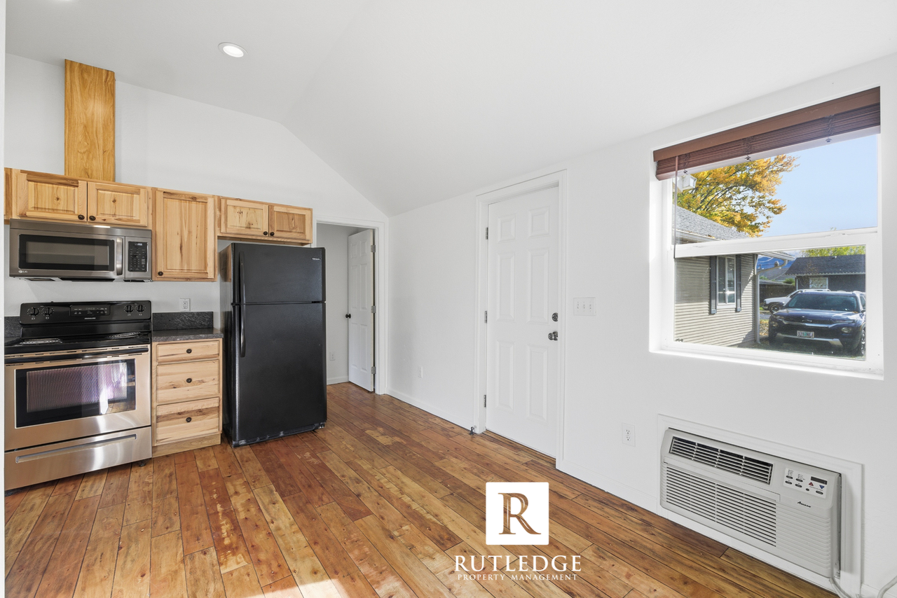 1016 W 11th St - Photo 6 of 12