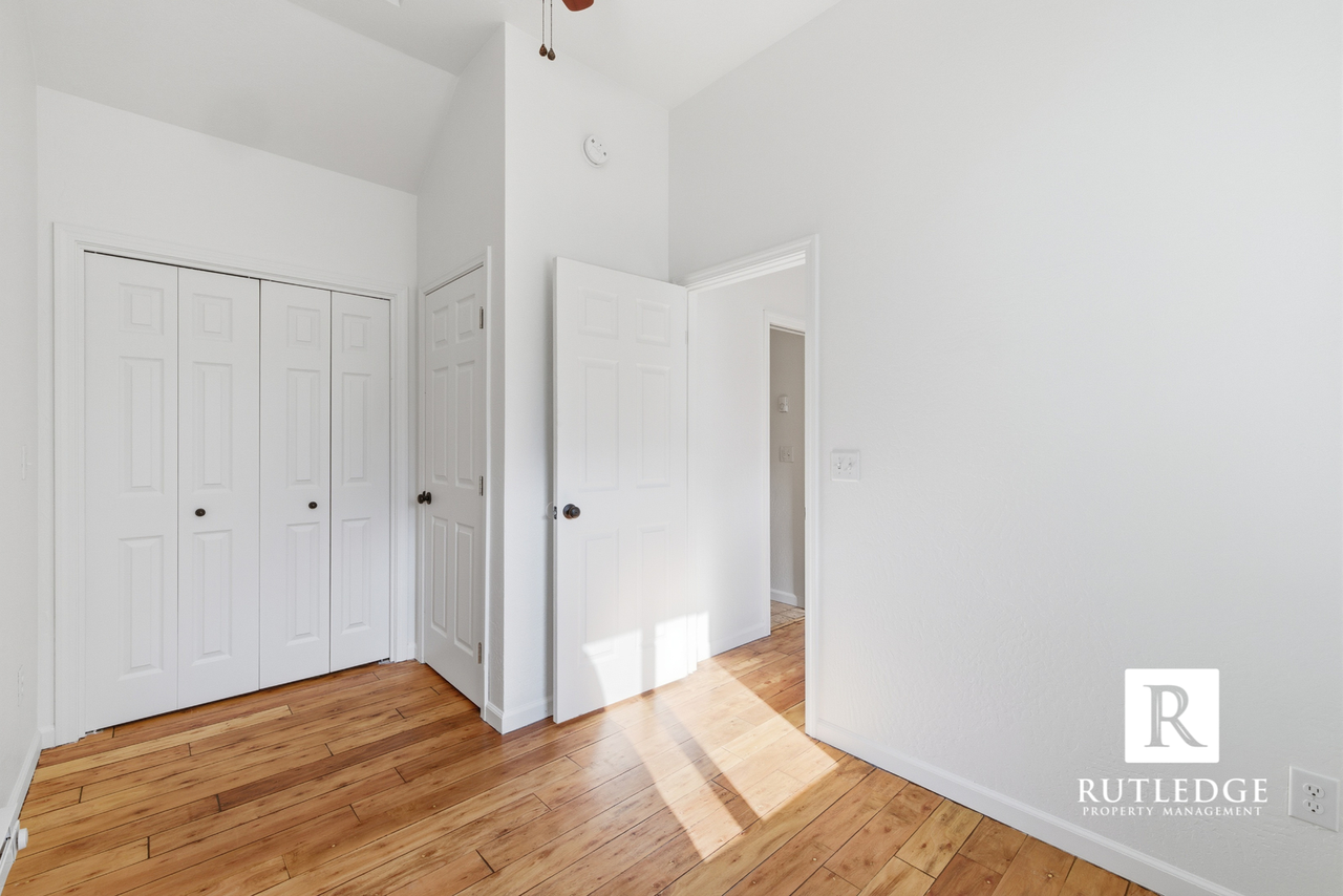 1016 W 11th St - Photo 7 of 12