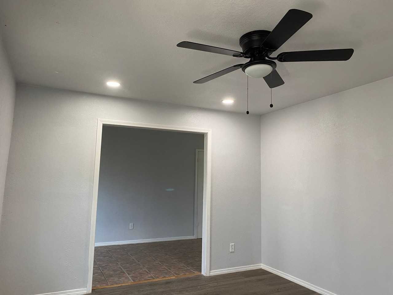6431 N Elwood Ave - Photo 4 of 7