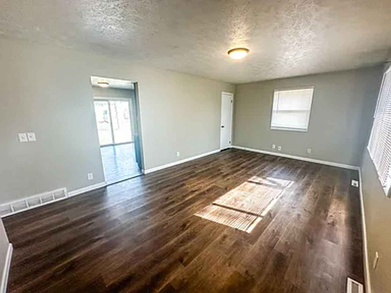 5611 S 113th St - Photo 2 of 23