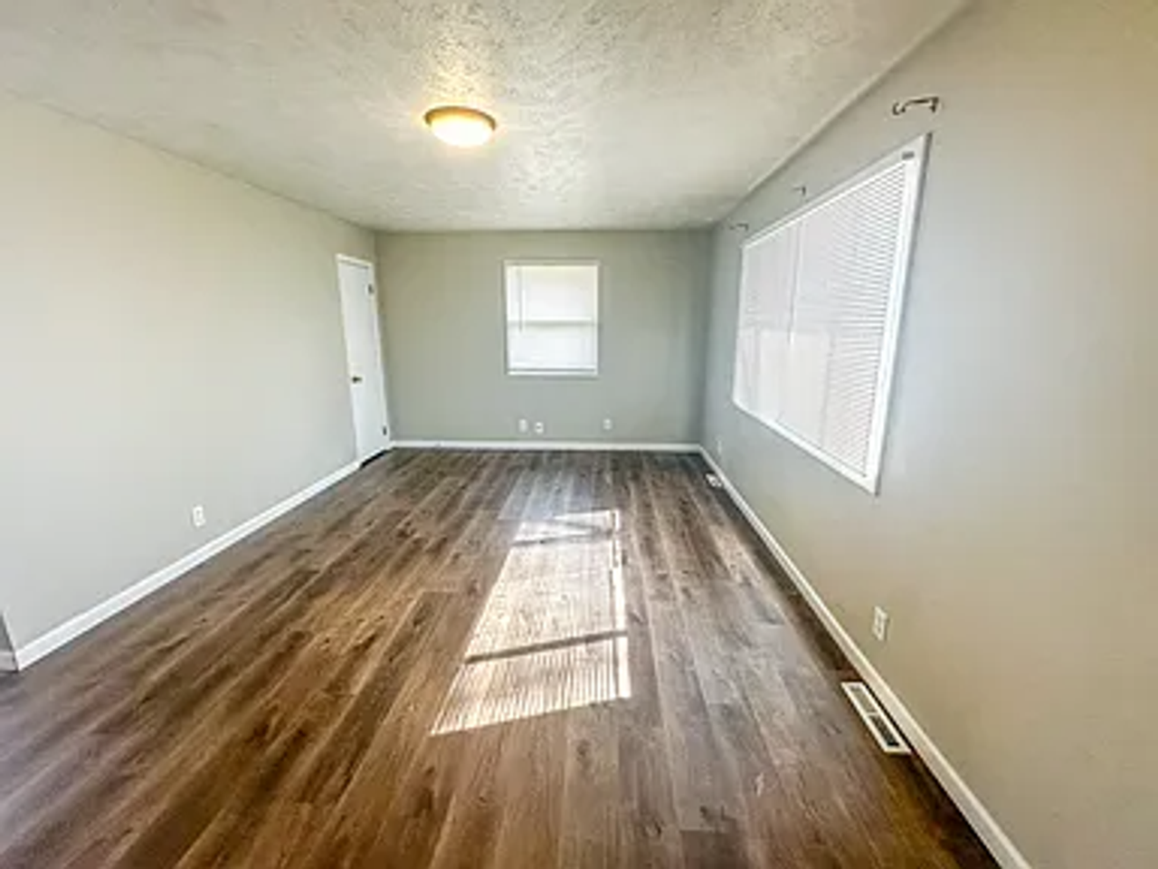 5611 S 113th St - Photo 3 of 23