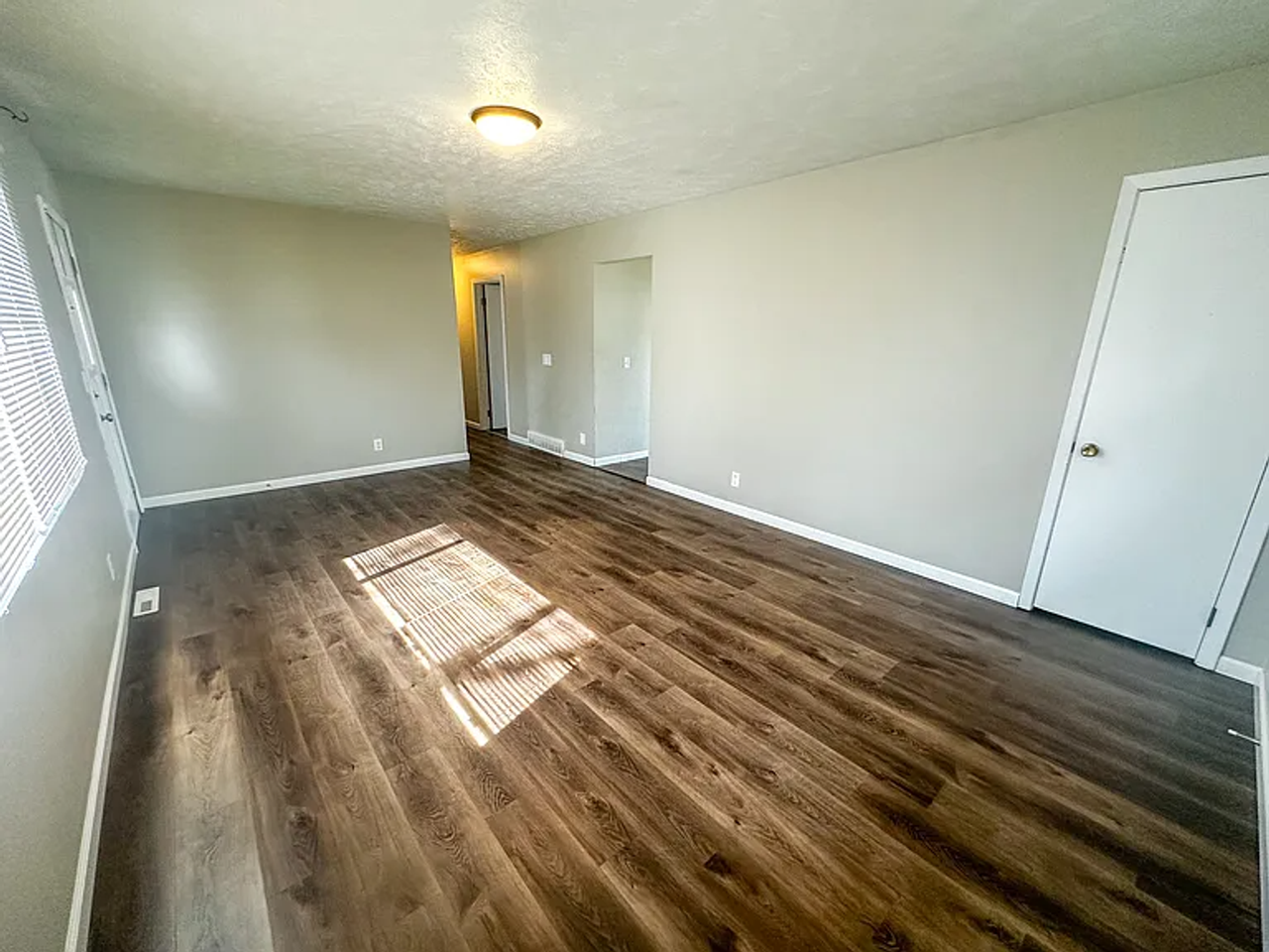 5611 S 113th St - Photo 4 of 23