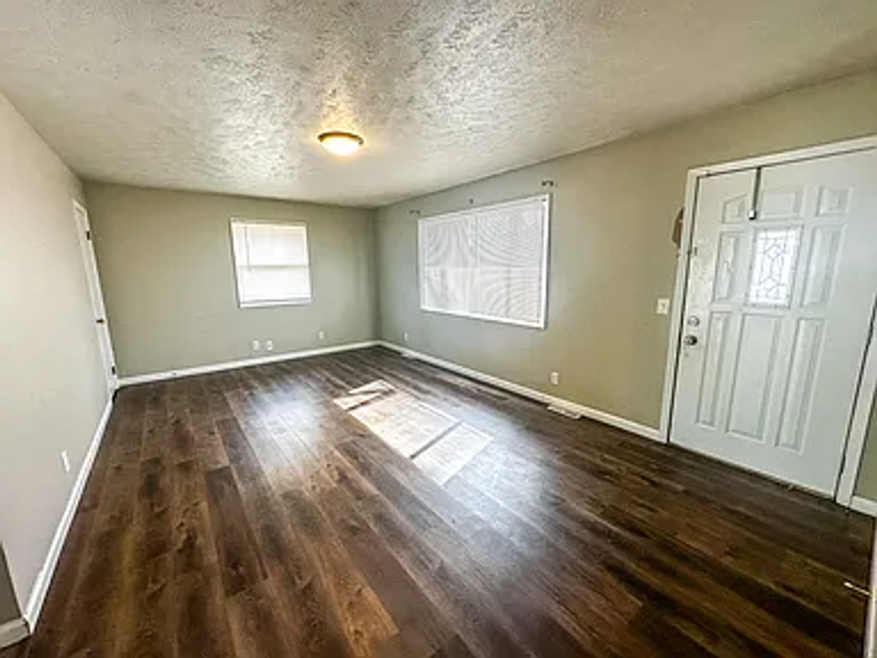 5611 S 113th St - Photo 5 of 23