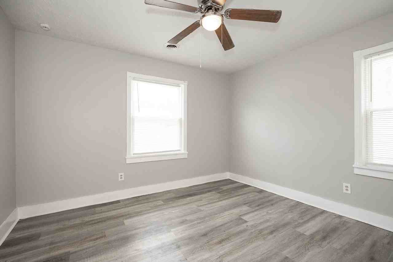 13617 Sprecher Ave - Photo 7 of 23