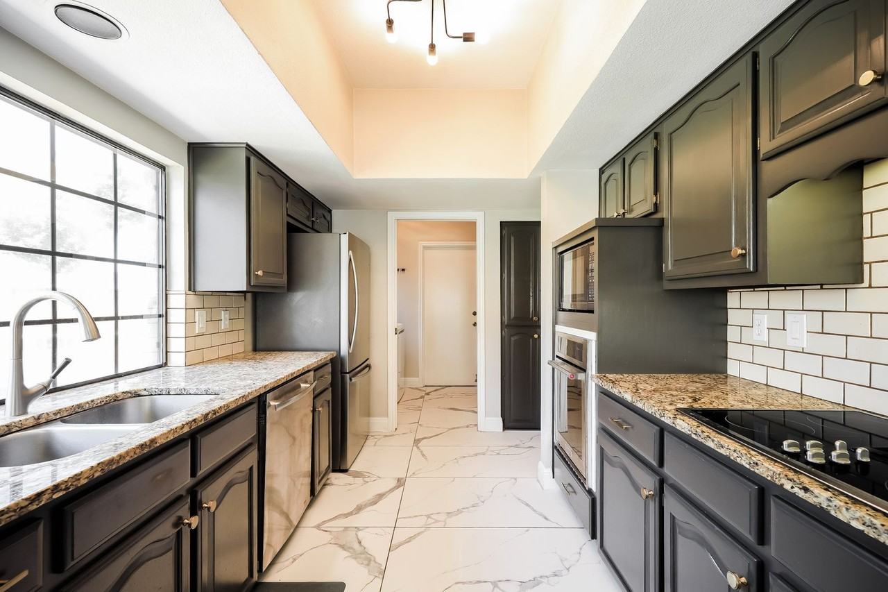 15931 Mission Rdg - Photo 4 of 21