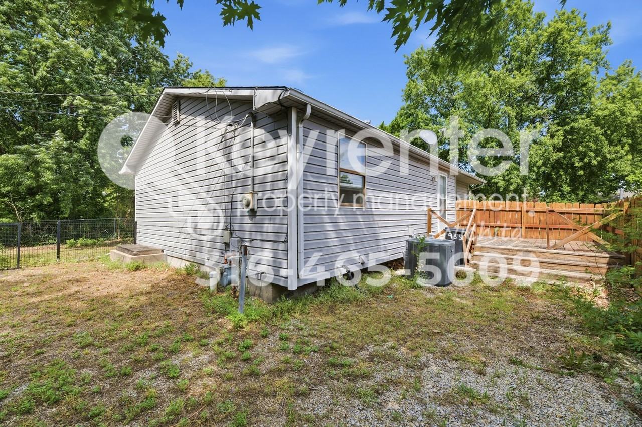 935 Wirth St - Photo 2 of 20