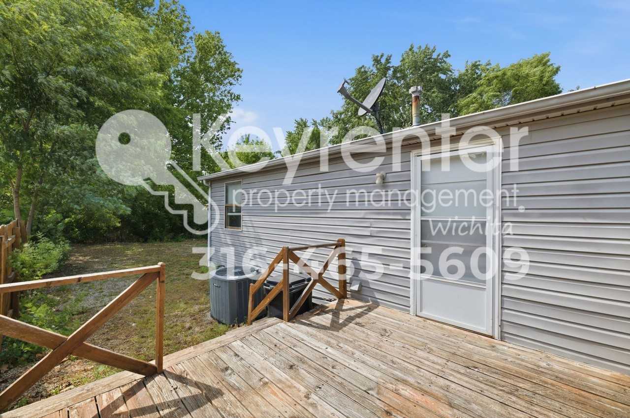 935 Wirth St - Photo 3 of 20