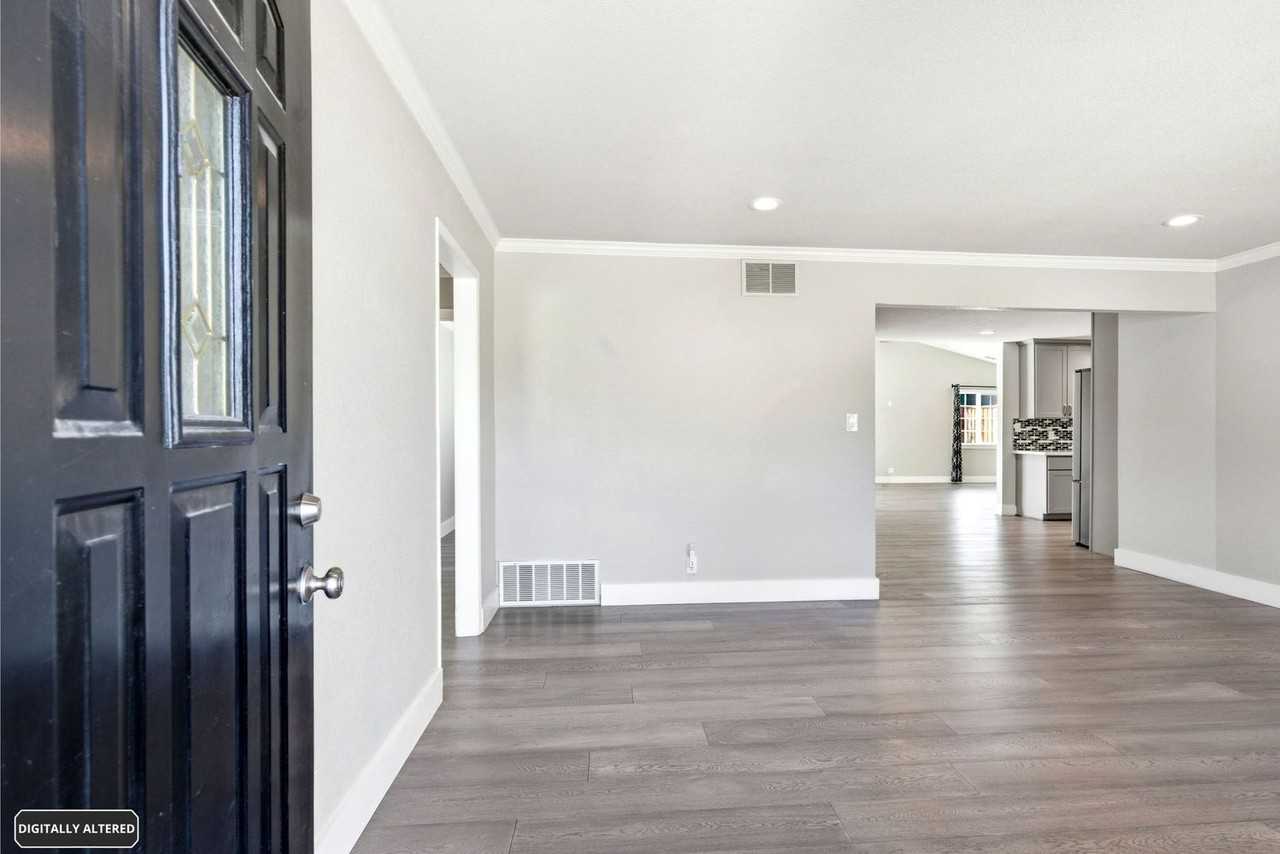 7560 Ashford Way - Photo 4 of 37