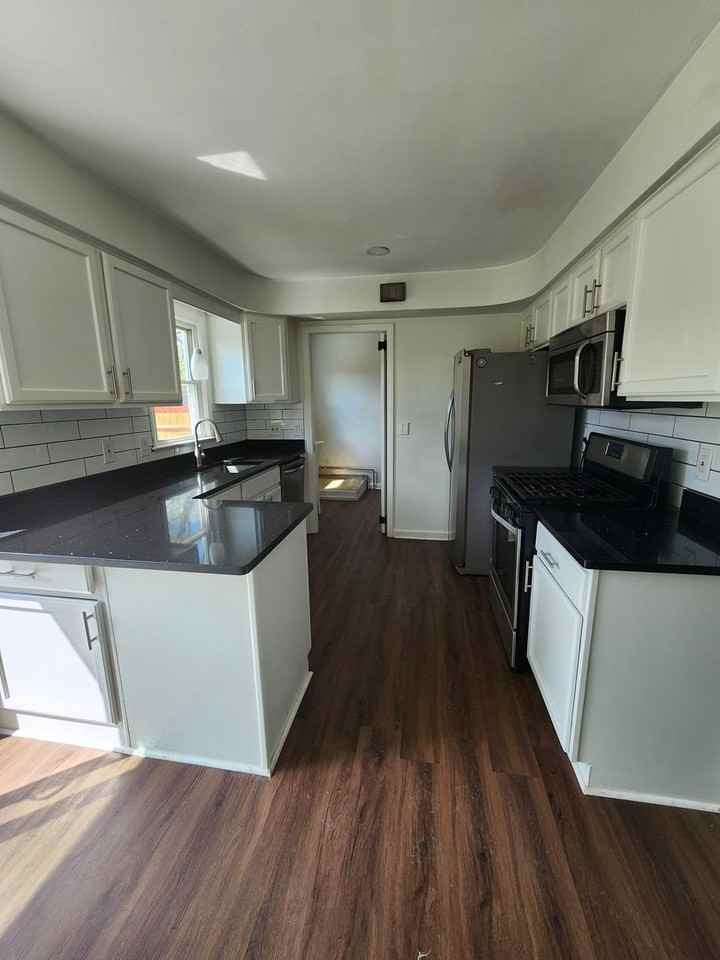 7048 Oakwood Rd - Photo 3 of 9